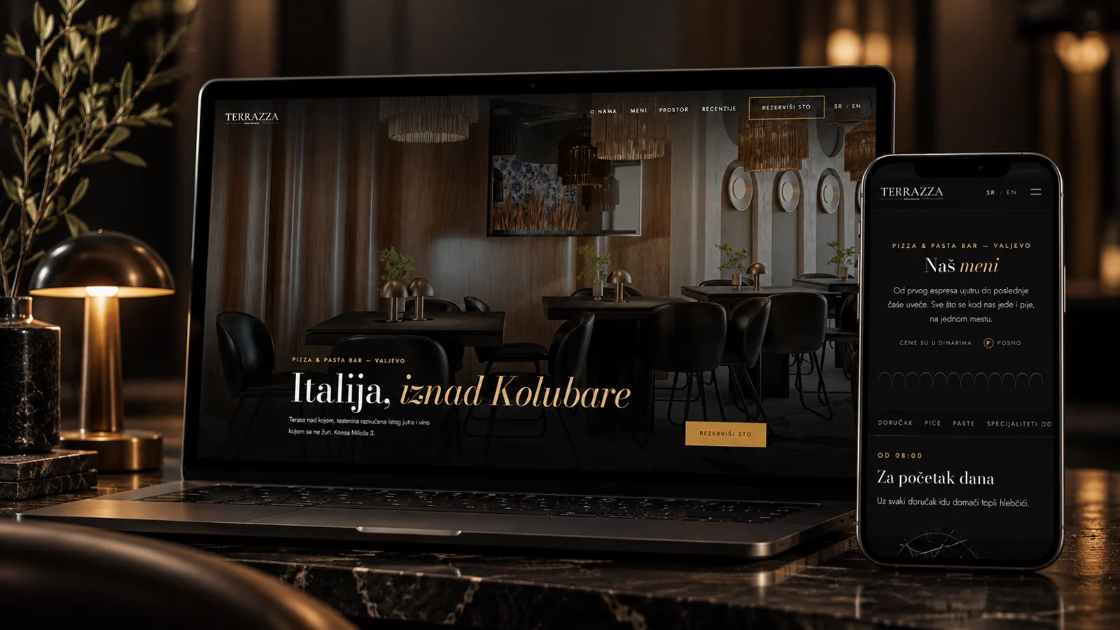 Web sajt za restoran Terrazza na laptopu i mobilnom telefonu: premium početna stranica i meni restorana